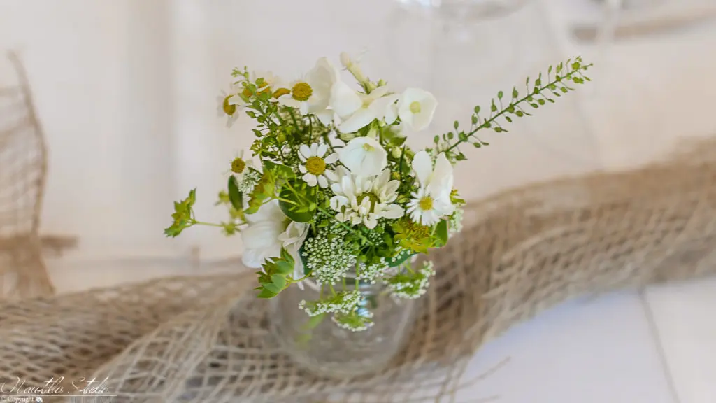 Hochzeitsdekoration Florida, kleine Blumenvase mit Wiesenblumen