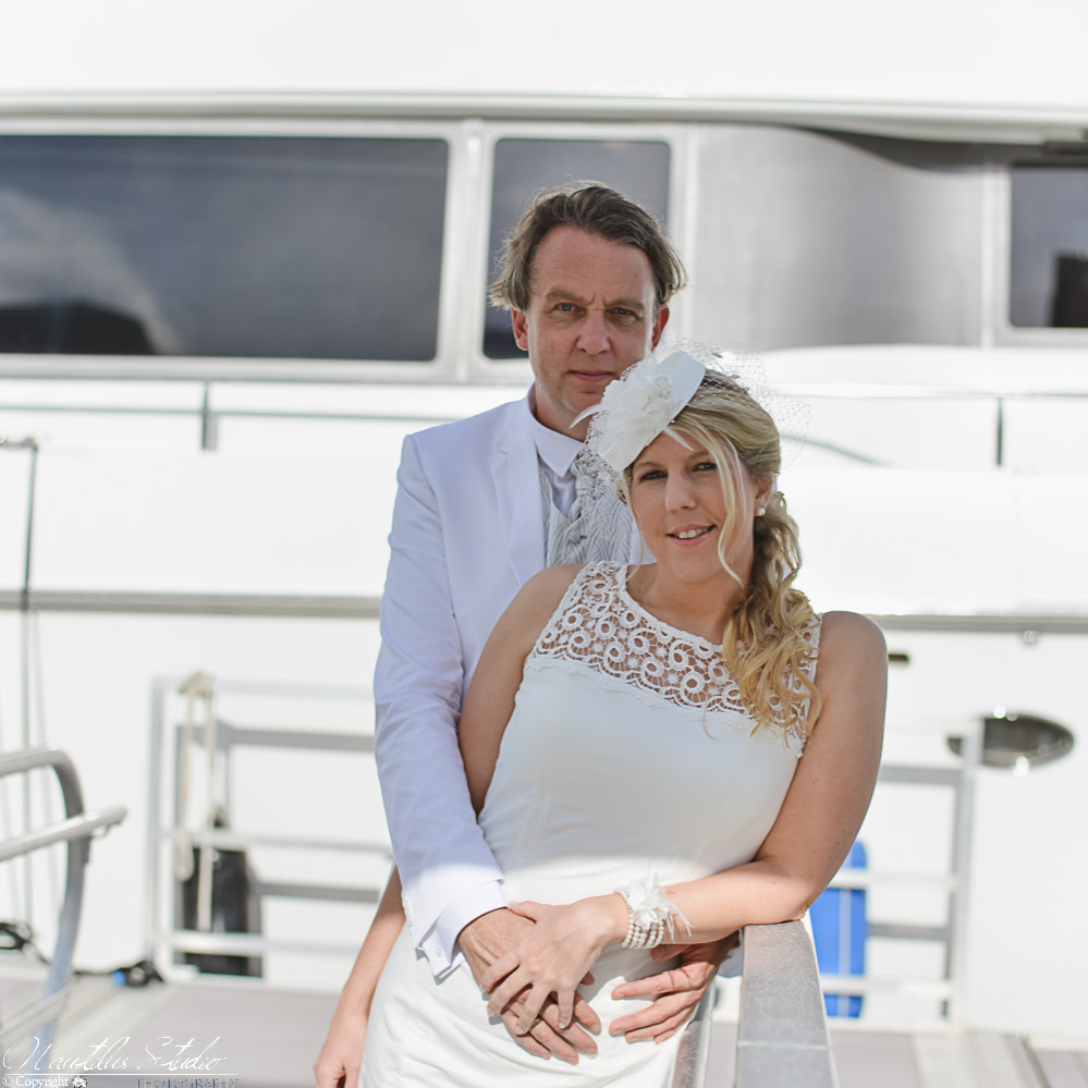 Yacht Hochzeit Florida, Braut und Bräutigam stehen vor ihrer Luxus Yacht