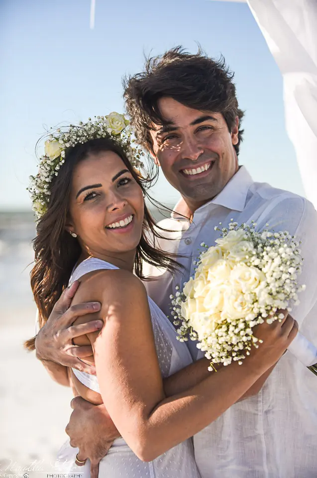 Boda simbólica en Florida, recién casados ​​riendo en la playa