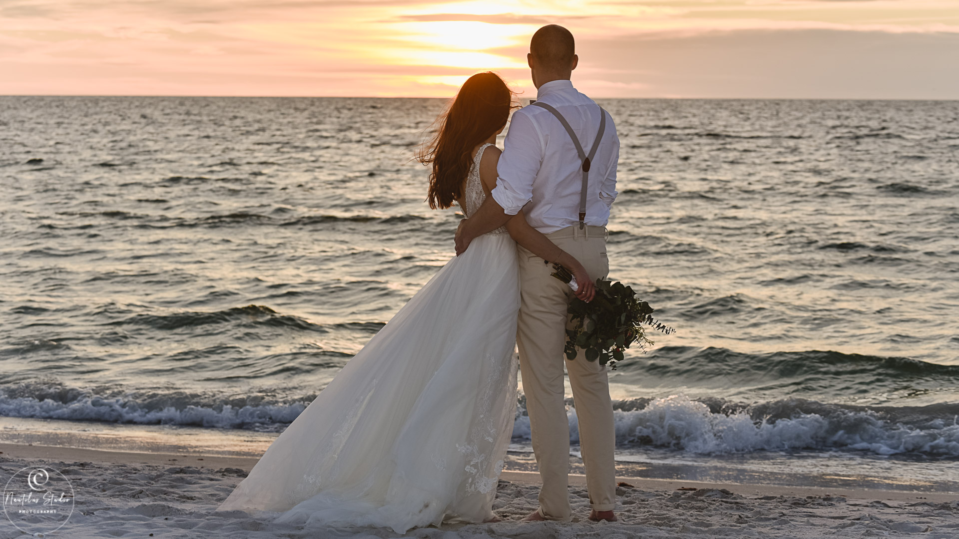 Boda elopement Na[;es Florida, foto de boda en la playa y recién casados ​​al atardecer