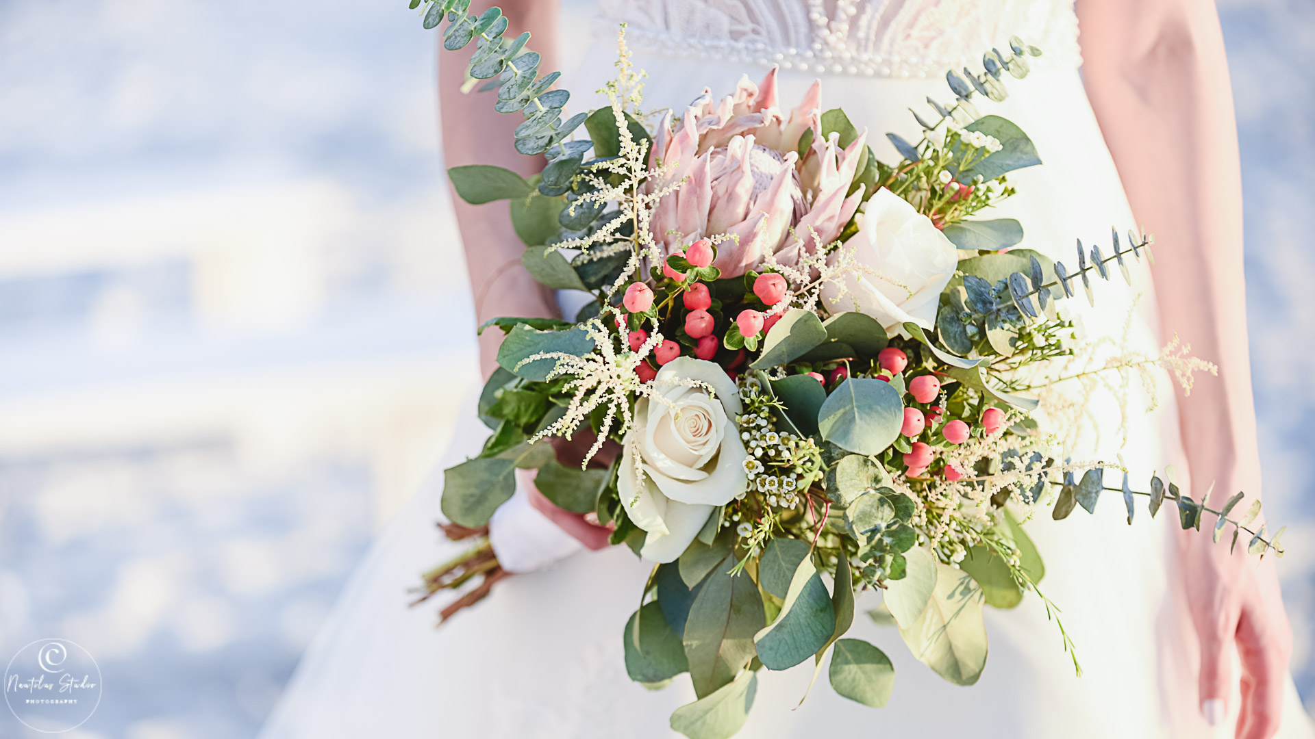 Brautstrauss mit Rosen frischen Blättern Eukalyptus
