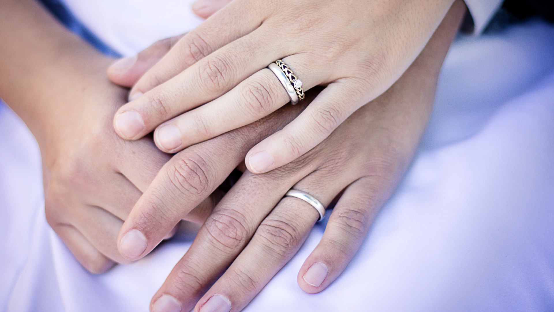 Manicura de boda, foto de manos cortas y cuidadas de los novios.