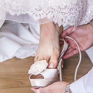 Pedicura para bodas: la novia se pone los zapatos de novia