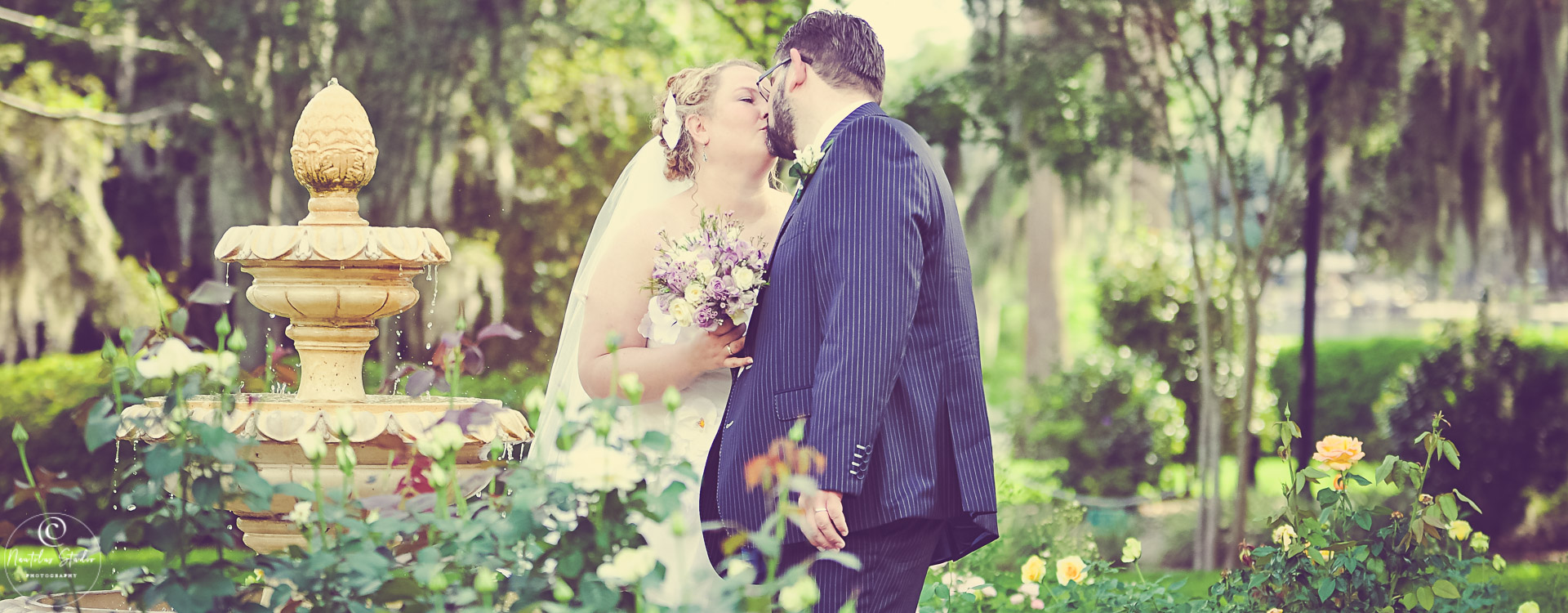 Foto von Brautpaar das sich küsst bei einer intimen Hochzeit in Orlando