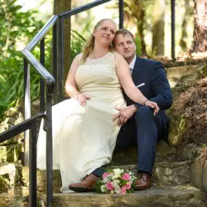  Foto de una pareja sentada en las escaleras Dickson Azalea Park Orlando