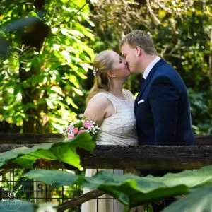 Boda en Parque Orlando, foto de la pareja nupcial besándose en el parque