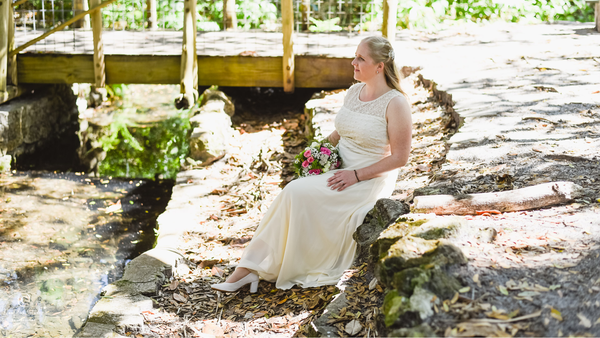Boda en Parque Orlando, foto de la novia en Dickinson Azalea Garden en Orlando