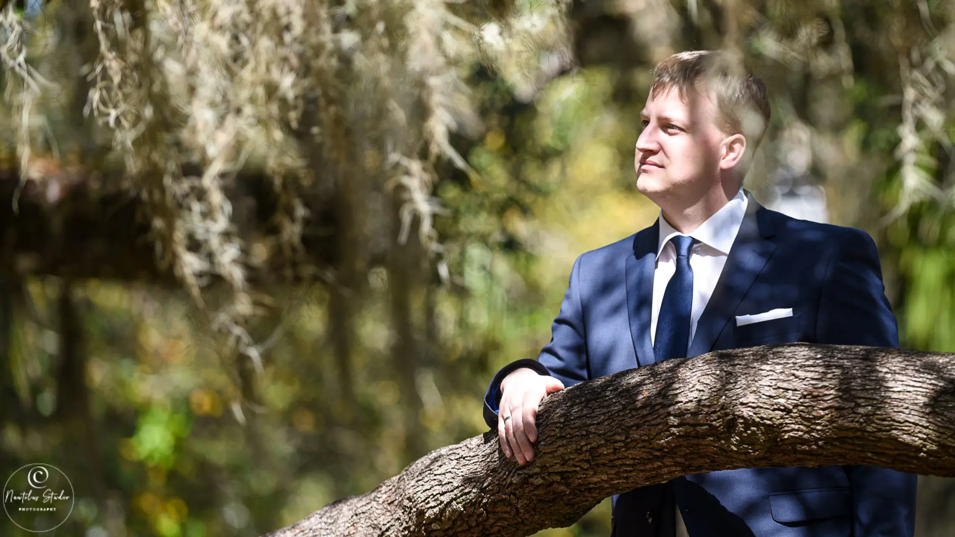 Boda en Parque Orlando, foto del novio en Dickinson Azalea Garden en Orlando