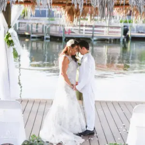 Brautpaar heiratet trotz Covid-19