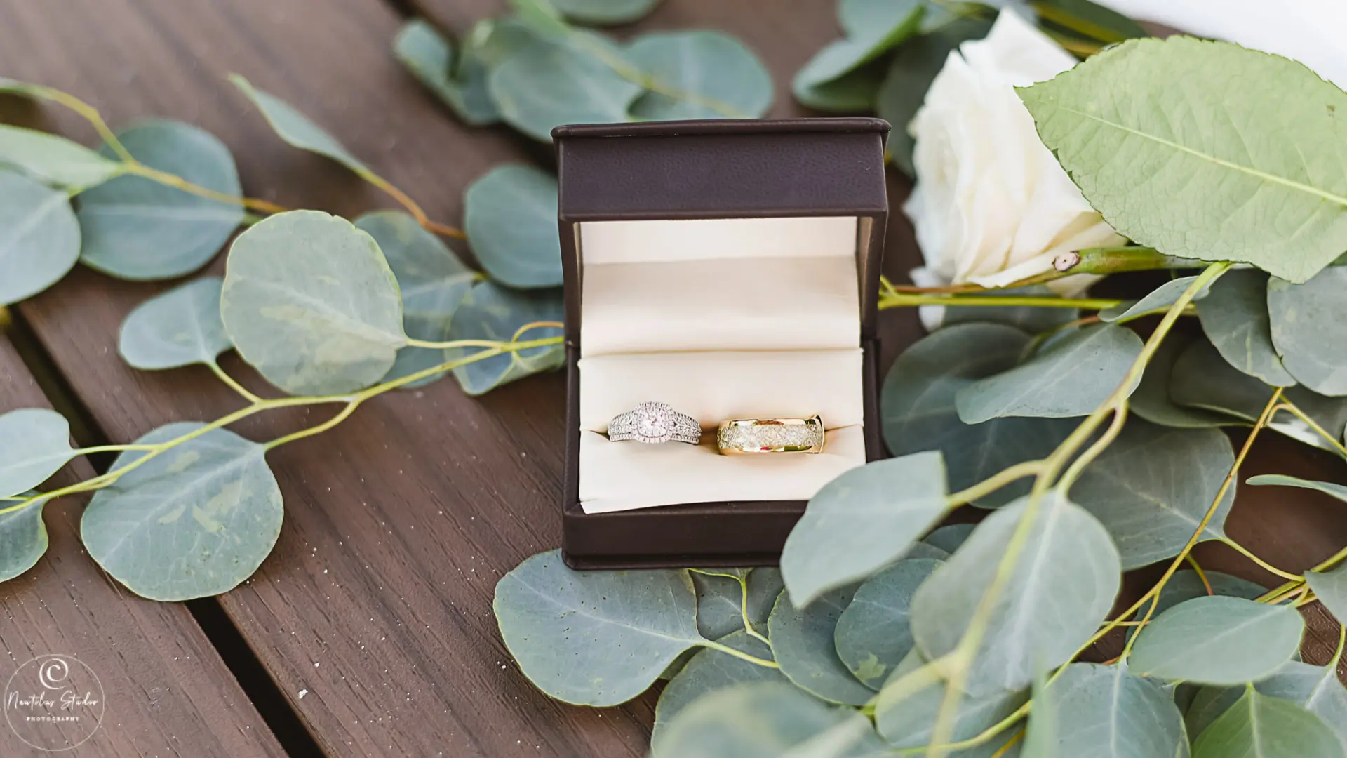 Anillos de boda antes de la ceremonia de matrimonio de cambio de anillo Covid-19