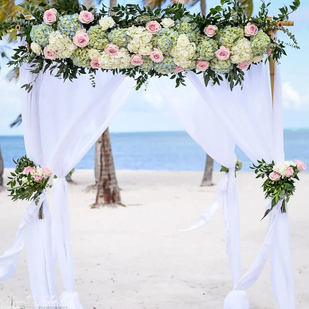 Boda de lujo en la playa Florida, impresionante arco de bodas con muchas flores frescas