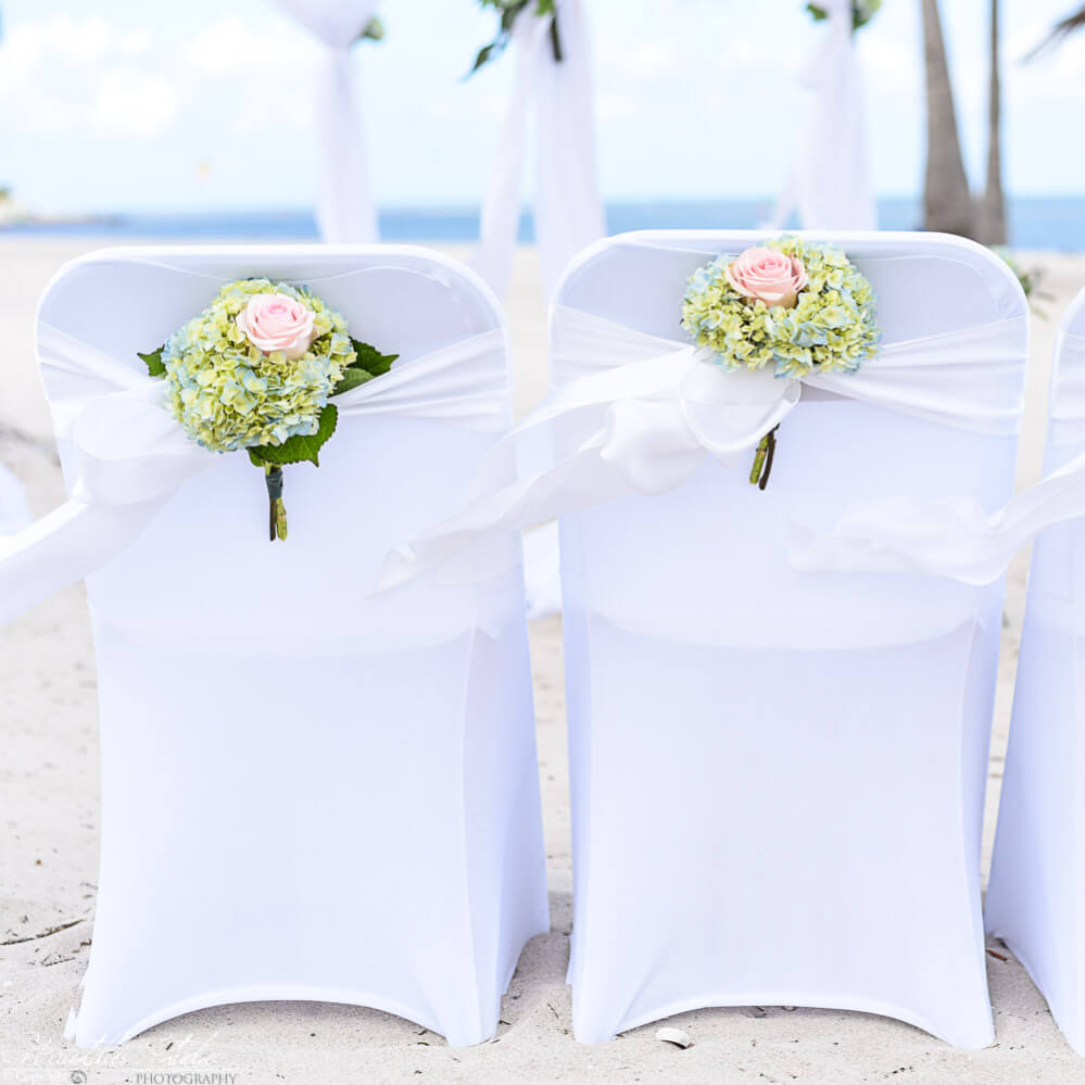 Foto de asientos para invitados decorados con flores frescas