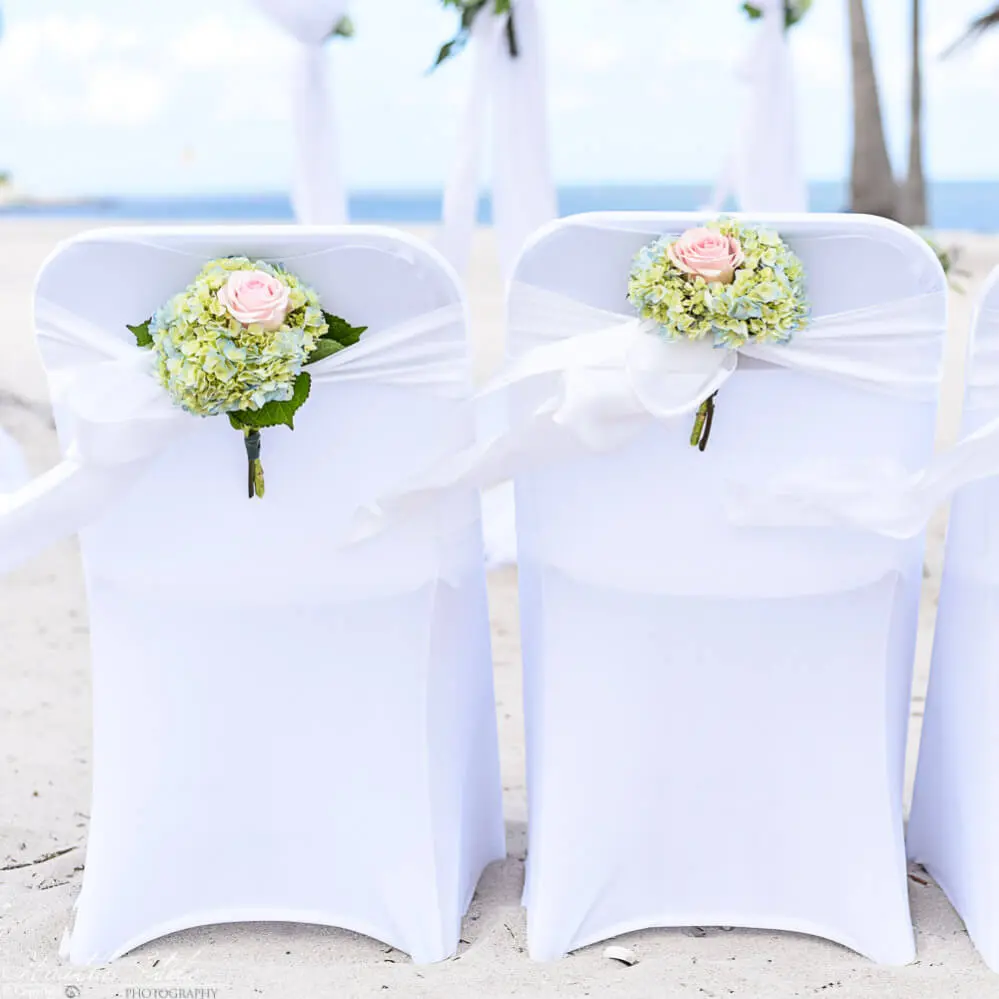 Foto de asientos para invitados decorados con flores frescas