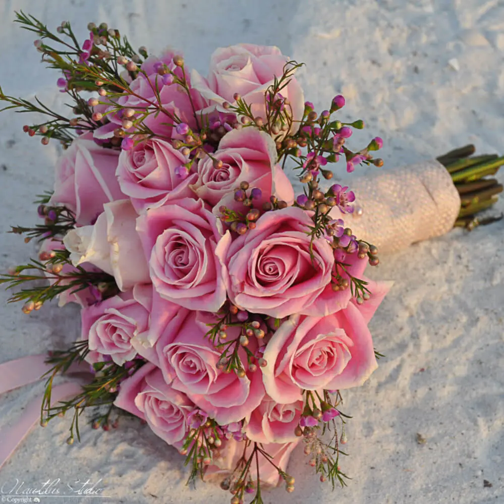 Foto de un romántico ramo de novia con rosas.
