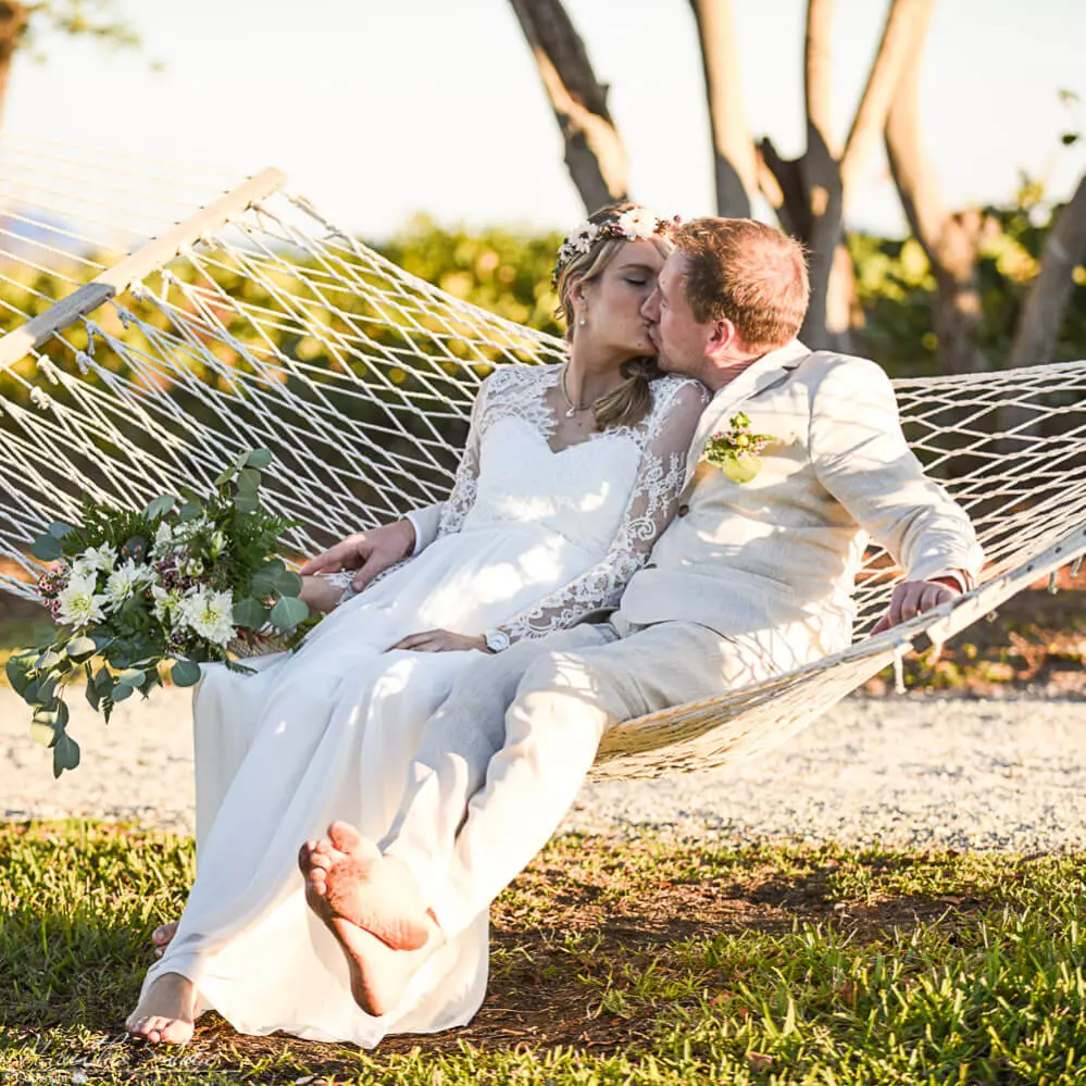 La foto muestra a los recién casados ​​en una hamaca