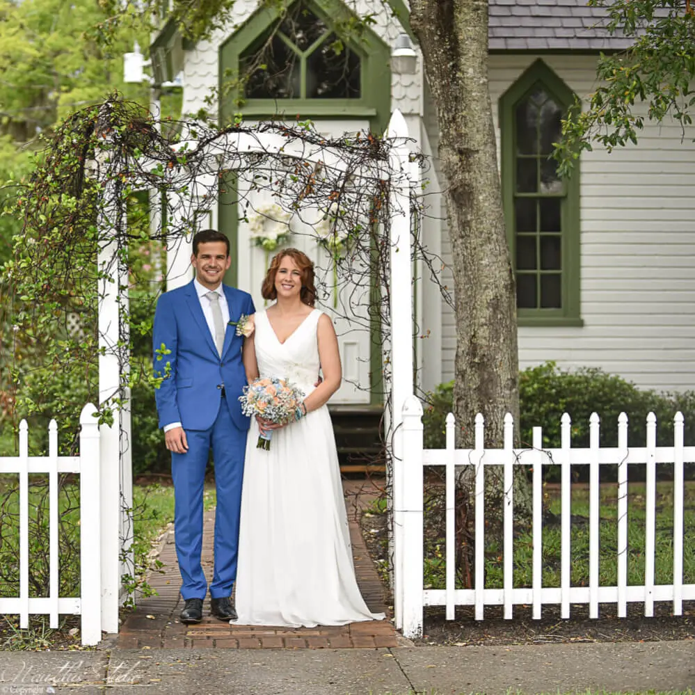 Heiraten in Kapelle, Foto vom Brautpaar vor der Kapelle in Florida