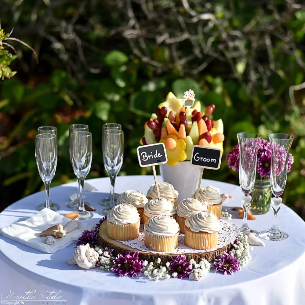 Boda bohemia, foto de la mesa de la boda con cupcakes