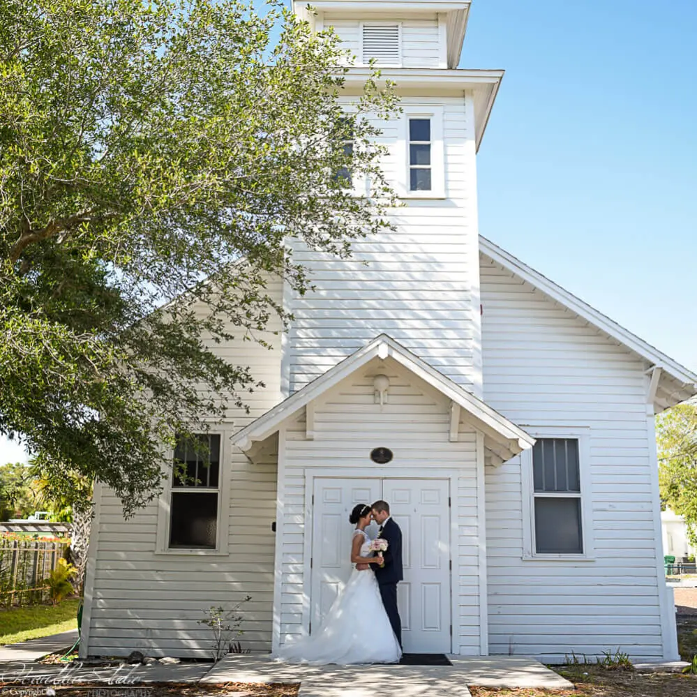 Heiraten in Kapelle Florida, Bild vom Brautpaar vor einer weißen Kapelle