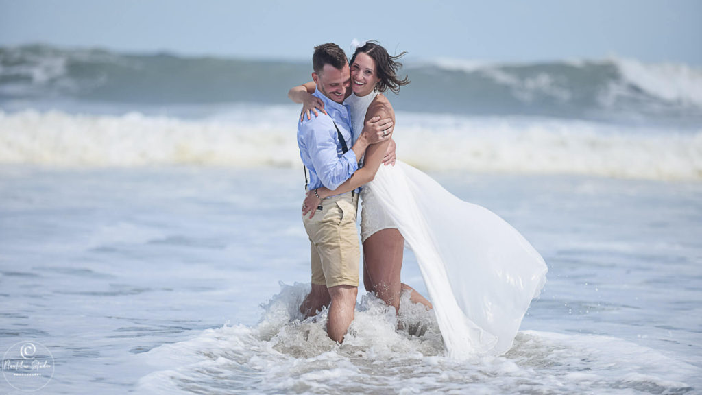 Boda en la playa Cocoa Beach, foto de recién casados ​​en el mar
