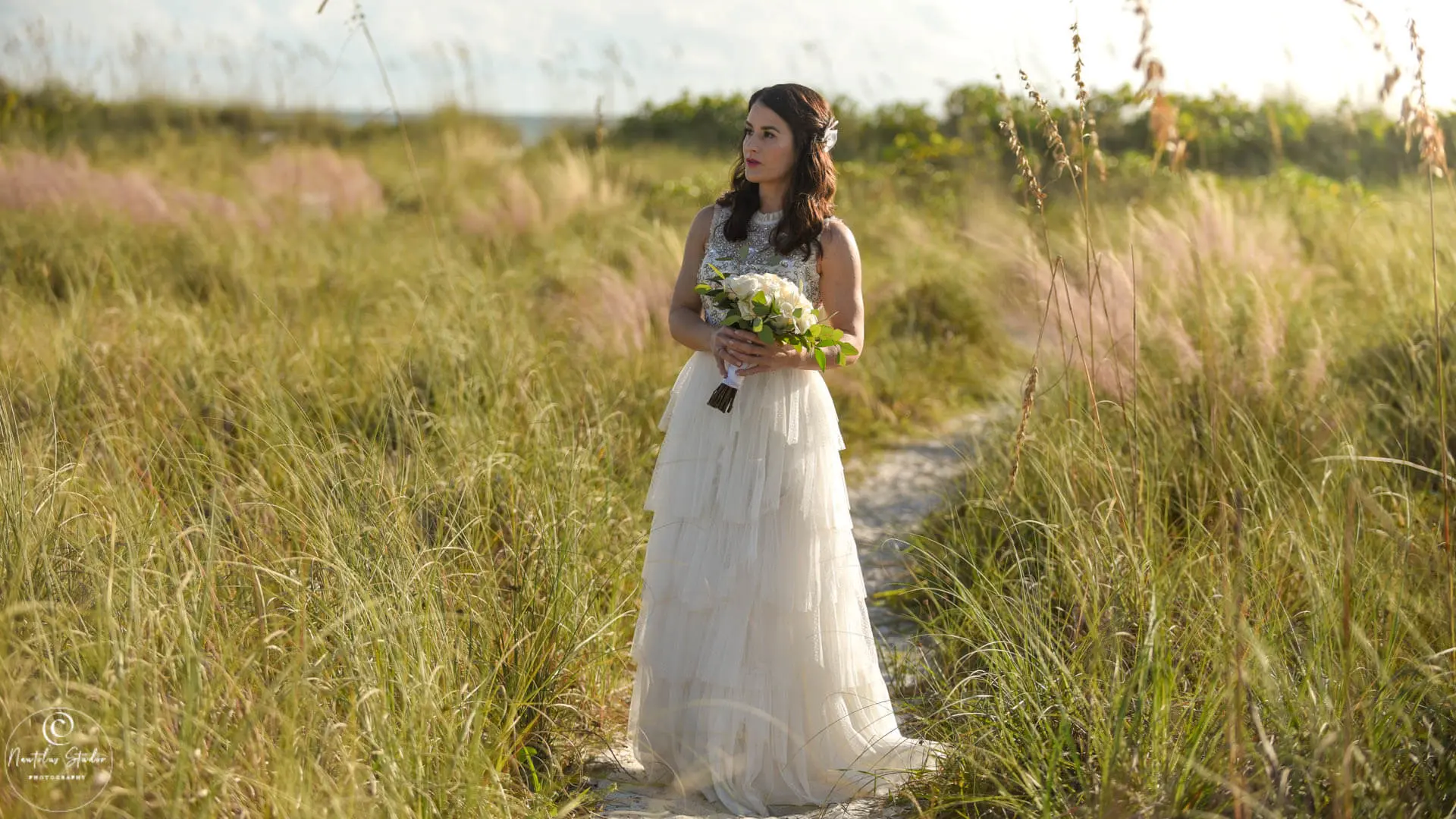 Boda simbólica Florida, imagen de la novia de pie en el camino