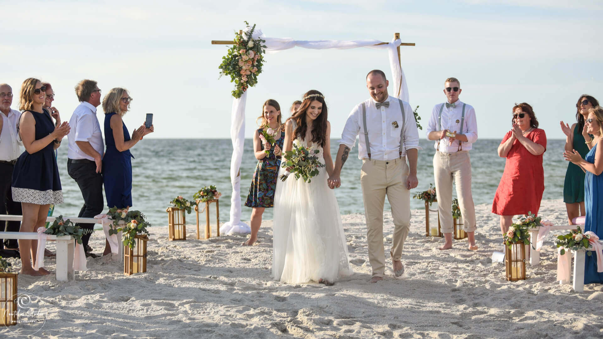 Vintage Strandhochzeit Florida, Bild vom Brautpaar nach der Trauung mit Gästen