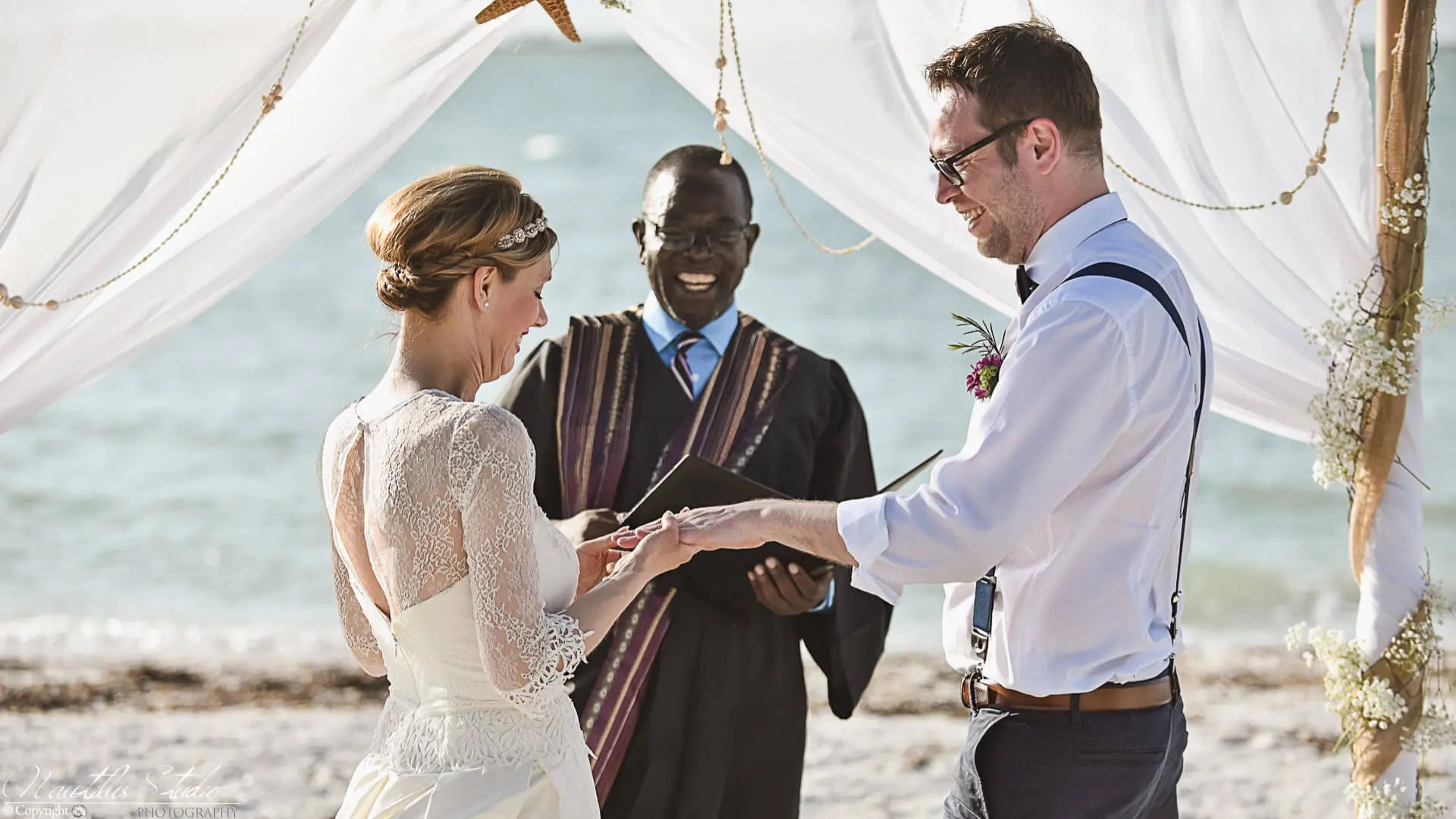 Oficiante de boda y pastor en Florida, foto de los recién casados ​​durante la ceremonia de la boda