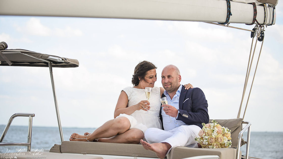 boda en florida foto de novios en velero