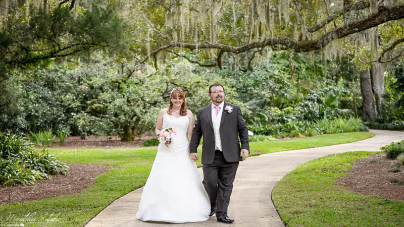 Florida Gartenhochzeit, Foto von Brautpaar das im Garten spazieren geht