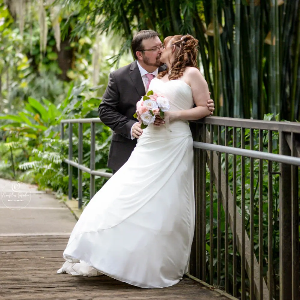 Florida Gartenhochzeit, Brautpaar auf einer Brücke