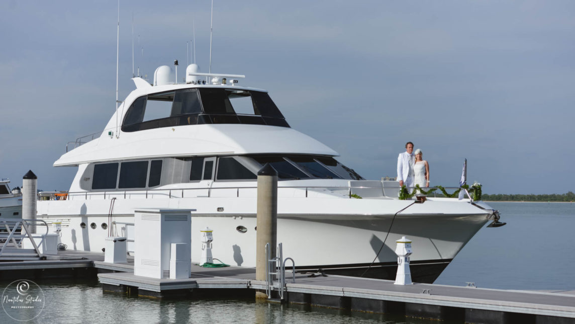 Boda en yate Florida, foto de recién casados ​​en un yate de lujo