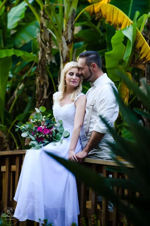Bodas en el jardín en Florida, foto de recién casados ​​en un jardín tropical