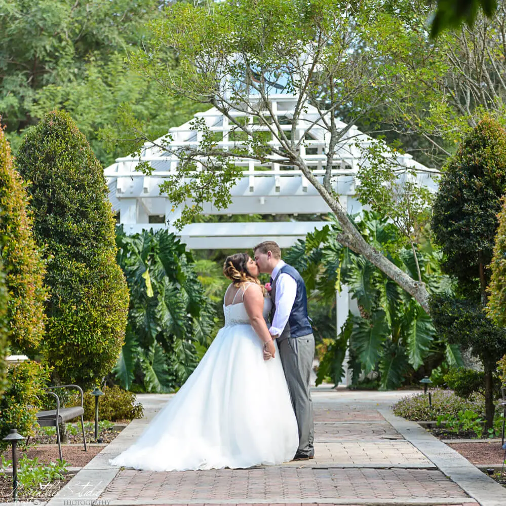 Florida Gartenhochzeit Bild vom Brautpaar das sich küsst