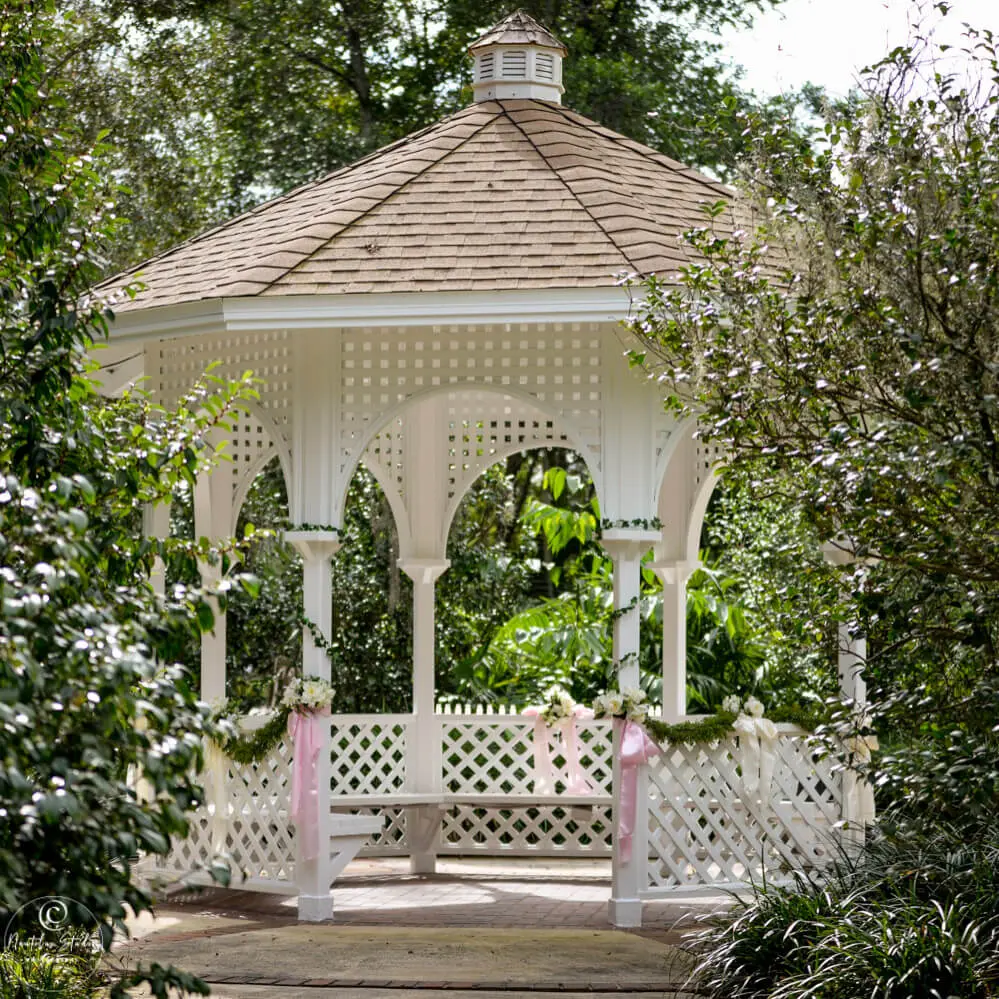 Gartenhochzeit in Orlando, Bild vom dekorierten Hochzeitspavillion