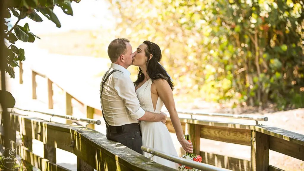 Boda en Longboat Key, novios besándose en el puente