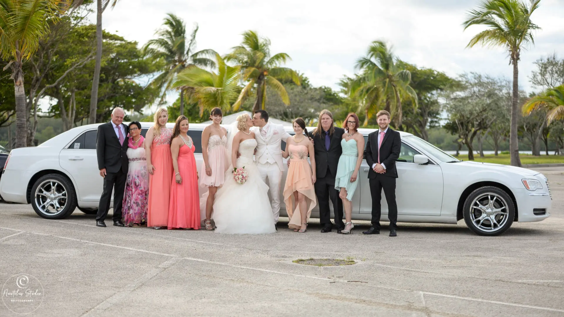 Foto de boda de lujo en la playa de Florida de limusina e invitados