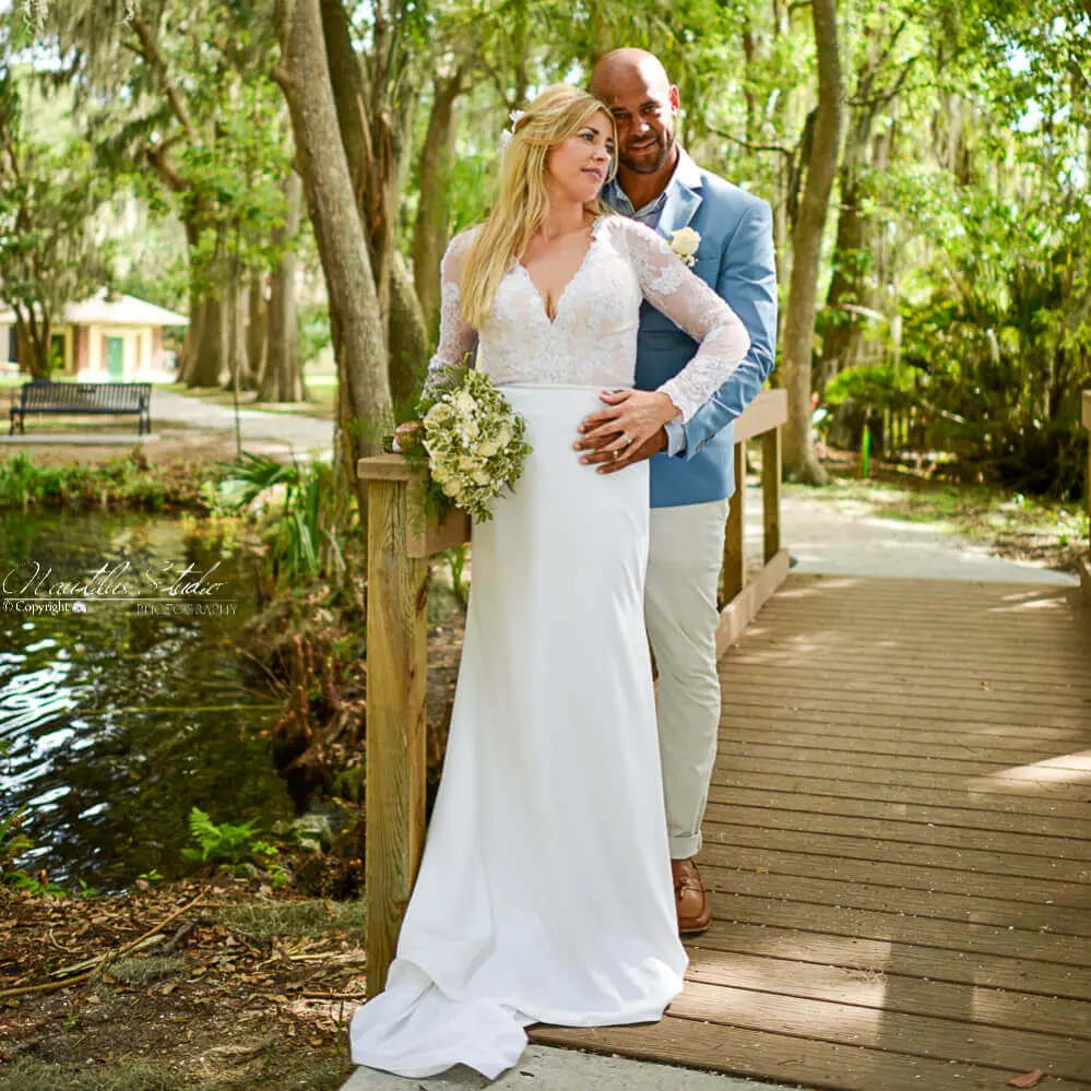 Boda en el jardín de Florida, foto de los recién casados ​​en un puente