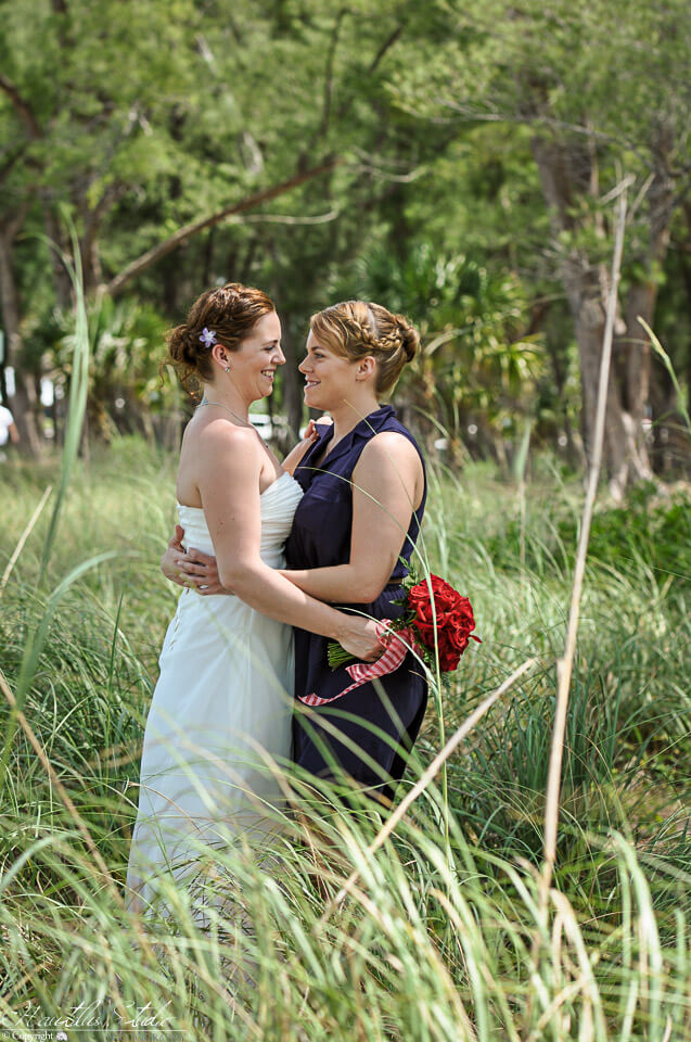 Boda entre personas del mismo sexo en Florida, dos mujeres abrazándose