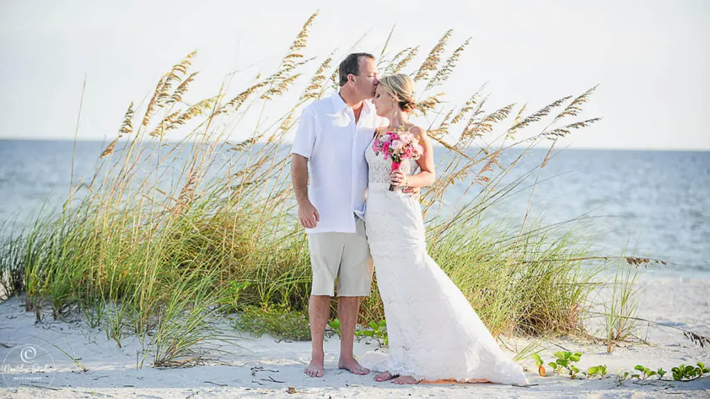 Boda en la playa en Sanibel Island, foto de los recién casados ​​en la playa