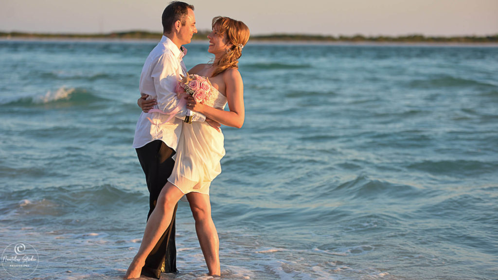 Heiraten in St. Pete Beach Florida, Brautpaar steht im Wasser