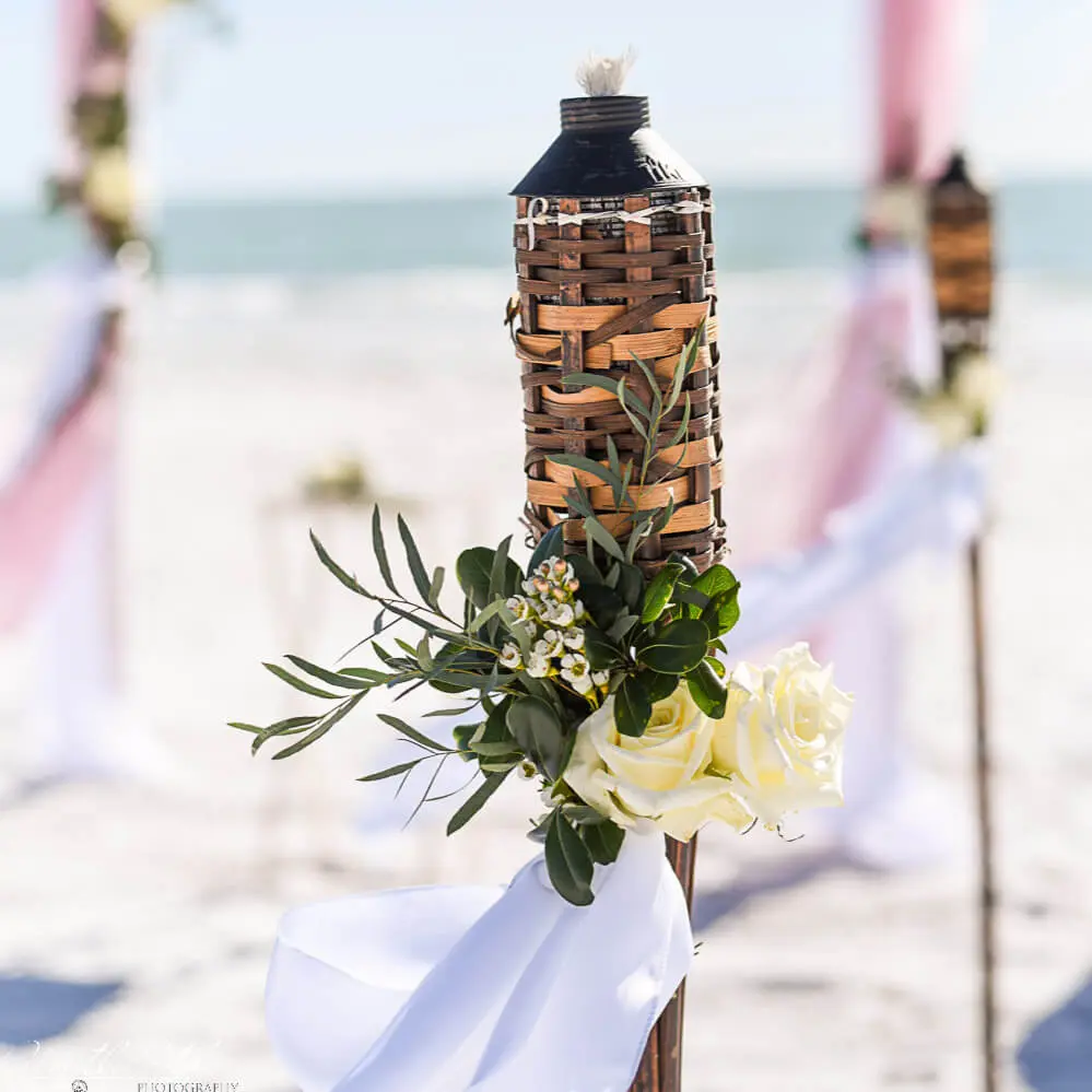 Foto de antorchas decoradas vintage boda en la playa