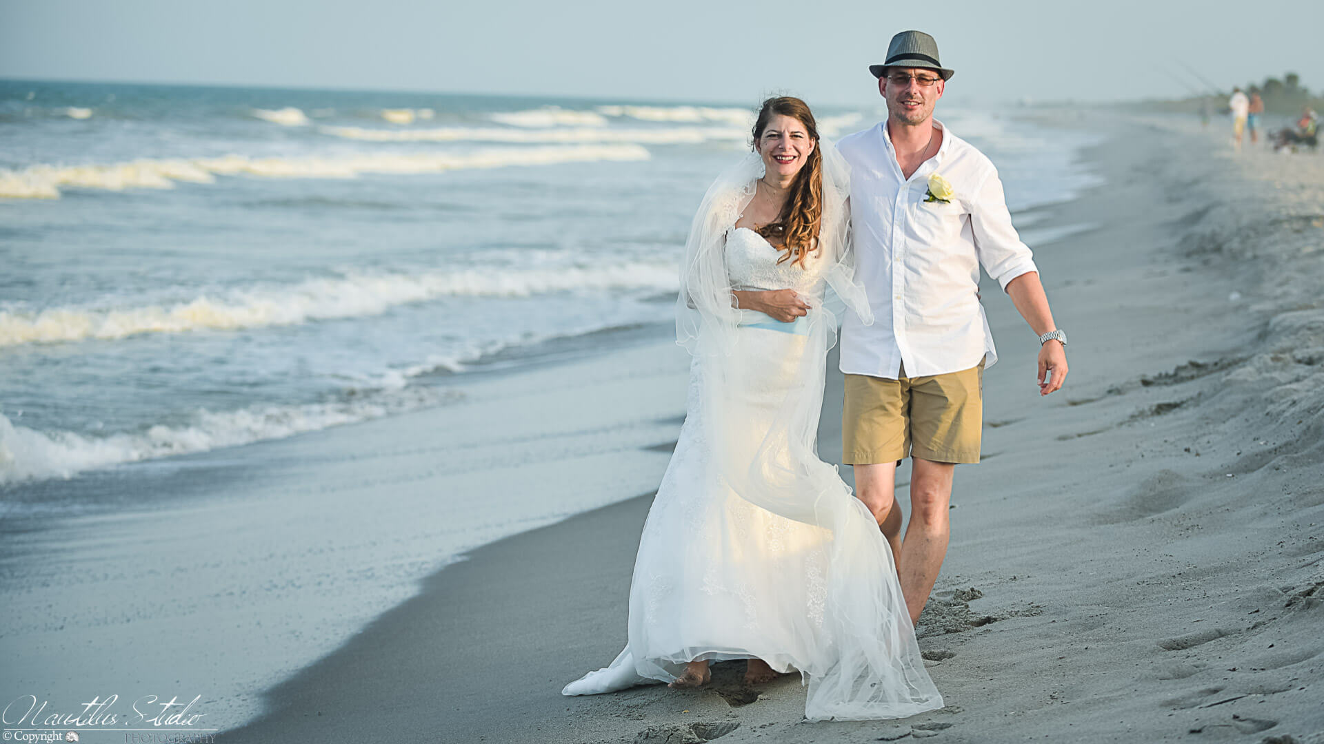 Renovación de votos en Florida foto de pareja caminando por la playa