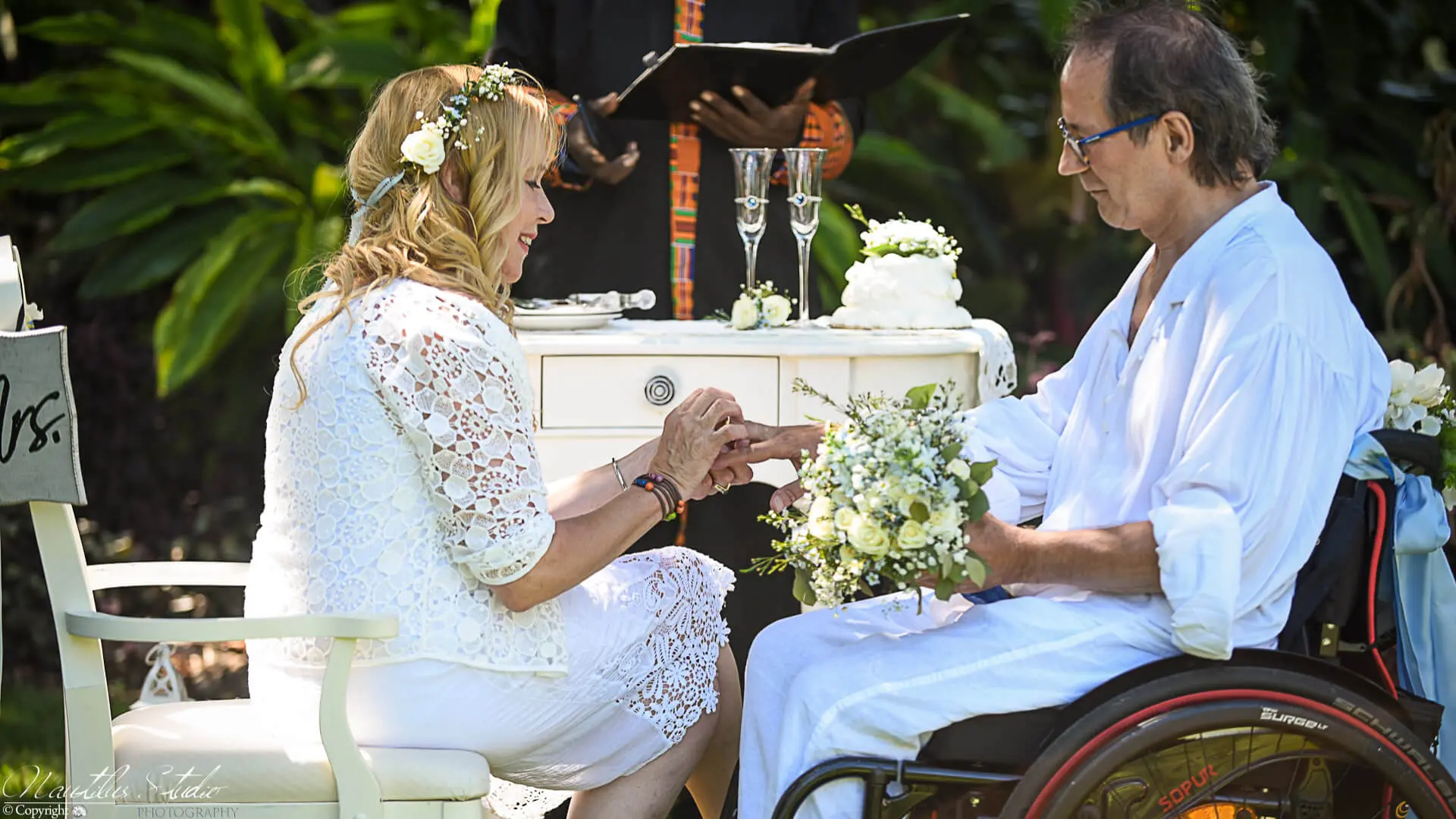 Renovación de votos en Florida, foto de pareja intercambiando anillos en un jardín