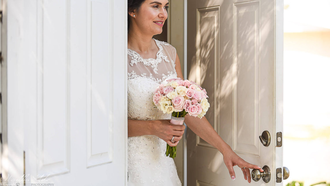 Foto de la novia saliendo de la capilla