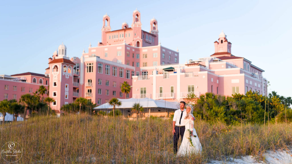 Destinos para bodas en Florida Foto de los novios frente al Hotel Don Cesar