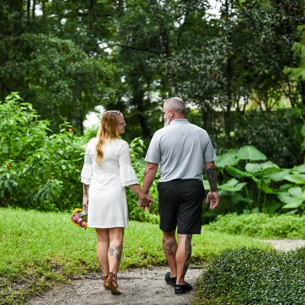 Basis Hochzeitspaket Florida Garten, photo von Brautpaar das im Park spaziert