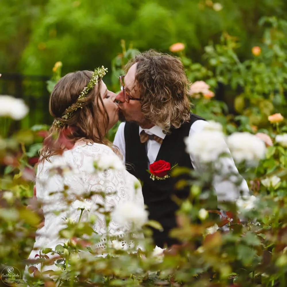 Basis Hochzeitspaket Florida, Brautpaar küsst sich im Rosengarten