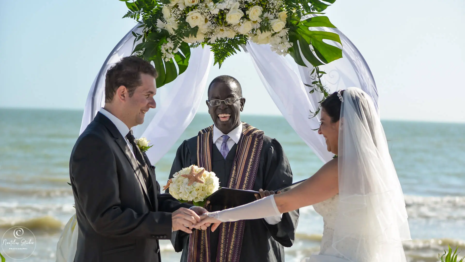 Oficiante de bodas Florida y Pastor Foto del intercambio de anillos durante la ceremonia de la boda
