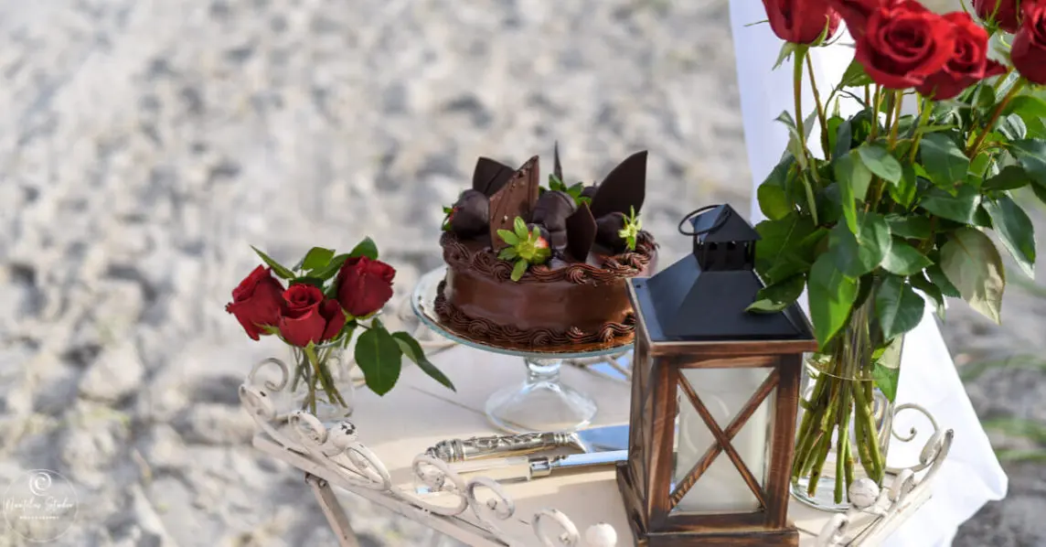 Foto von Schokoladentorte und gedeckten Tisch