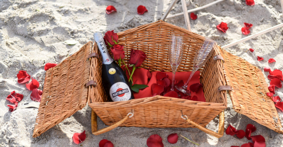 Heiratsantrag Piknik Foto von Piknik Korb mit Sekt und Rosen